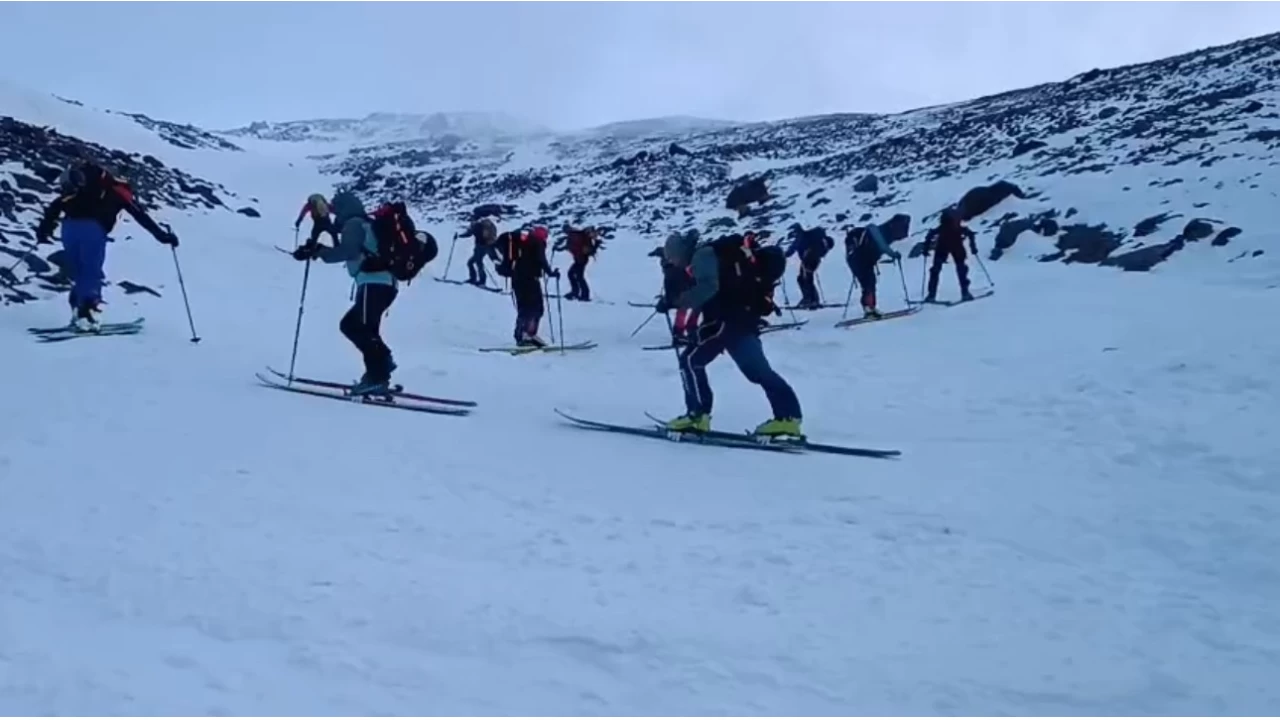 A�r� Da��'nda da�c�lar zirveye t�rman�rken kayak yapt�