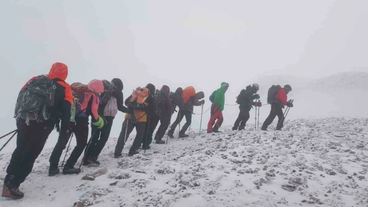 Ağrı Dağı'nda yoğun kar ve fırtına etkili oldu