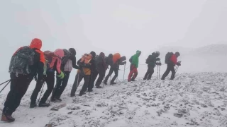 Ağrı Dağı'nda yoğun kar ve fırtına etkili oldu
