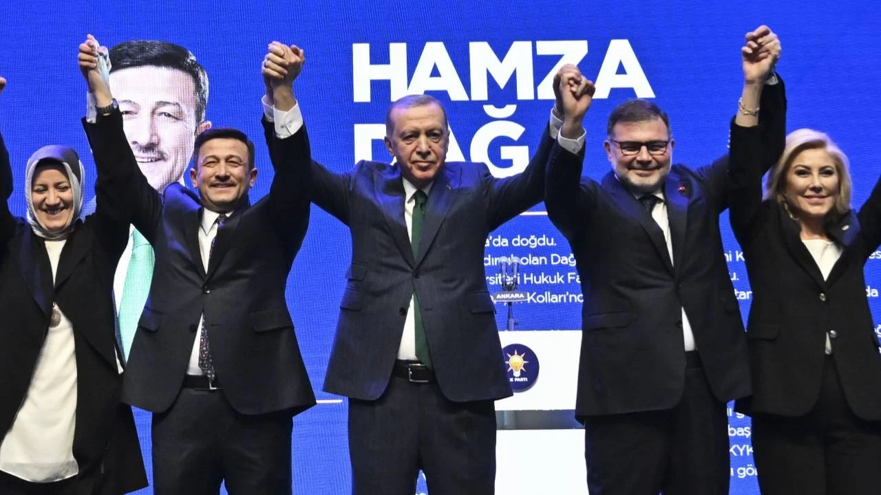 AK Parti'de 3'ü büyükşehir 15 belediye başkanı tekrar aday gösterildi