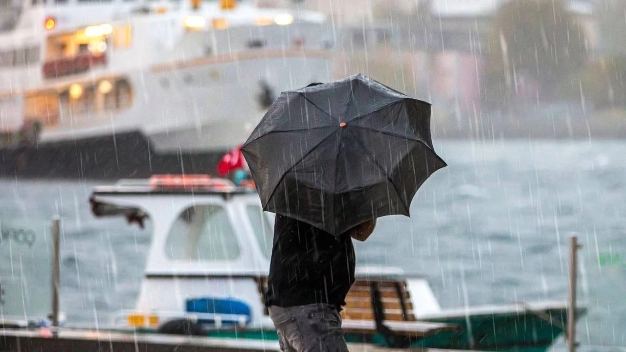 AKOM'dan İstanbul için gök gürültülü sağanak uyarısı