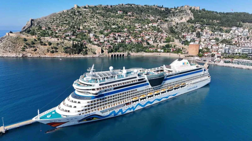 Alanya'ya l�ks kruvaziyer ile 2 bin turist geldi