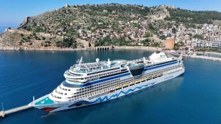 Alanya'ya l�ks kruvaziyer ile 2 bin turist geldi