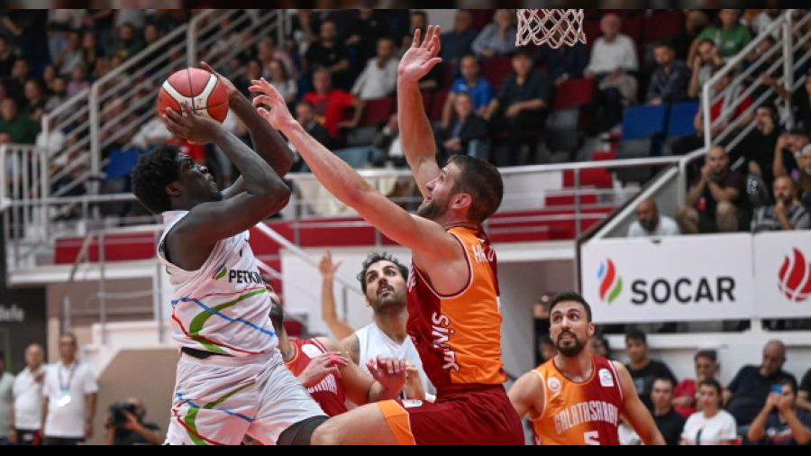 Aliağa evinde iki devi yendi