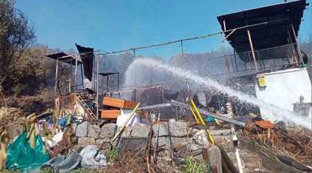 Aliağa'daki yangında 4 ev hasar gördü