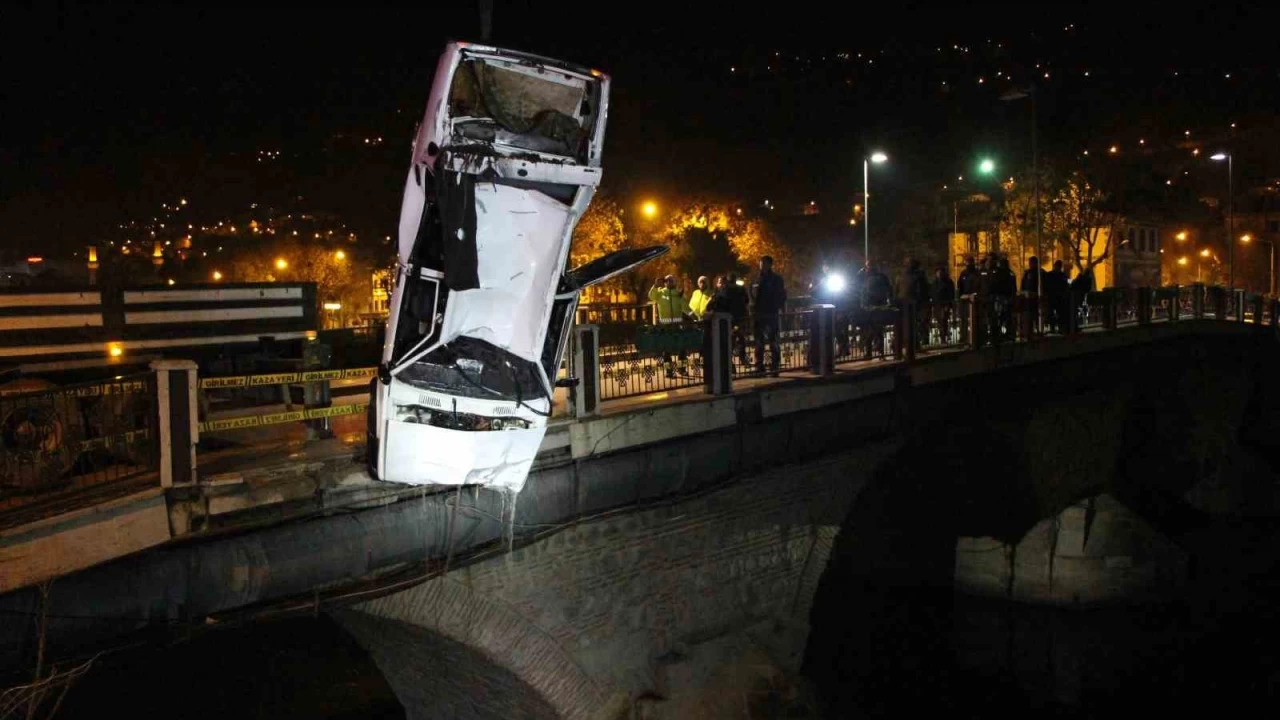 Amasya'da otomobil Ye�il�rmak Nehri'ne u�tu: 1 �l�
