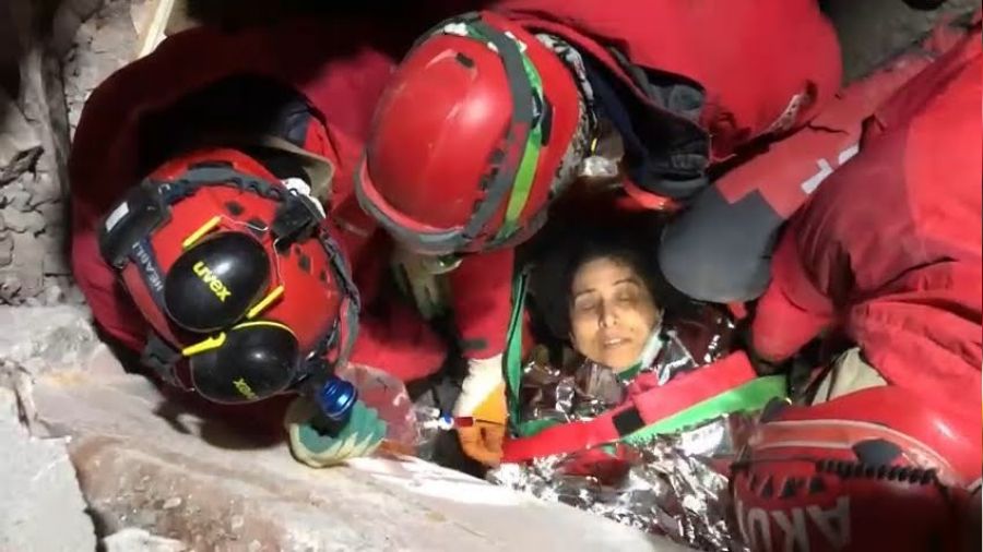 Anne ve o�lu 2 saat arayla enkazdan kurtar�ld�