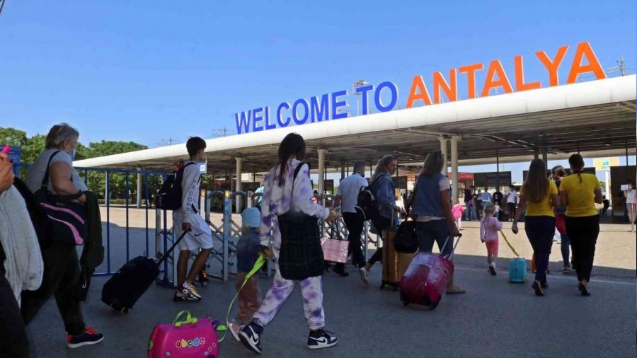 Antalya Havalimanna bir gnde bin 3 uak inip kalkt