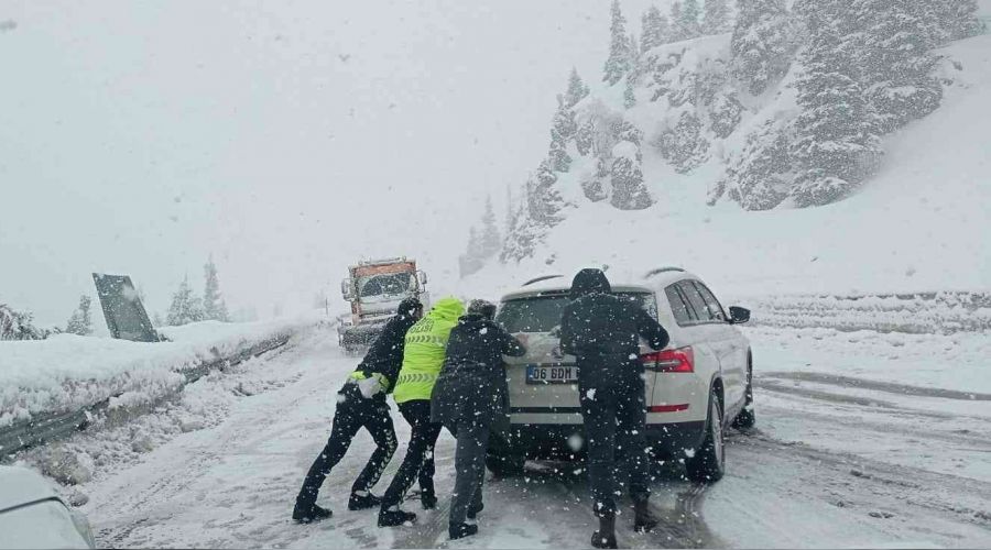 Antalya-Konya yolu t�r ge�i�ine kapat�ld�