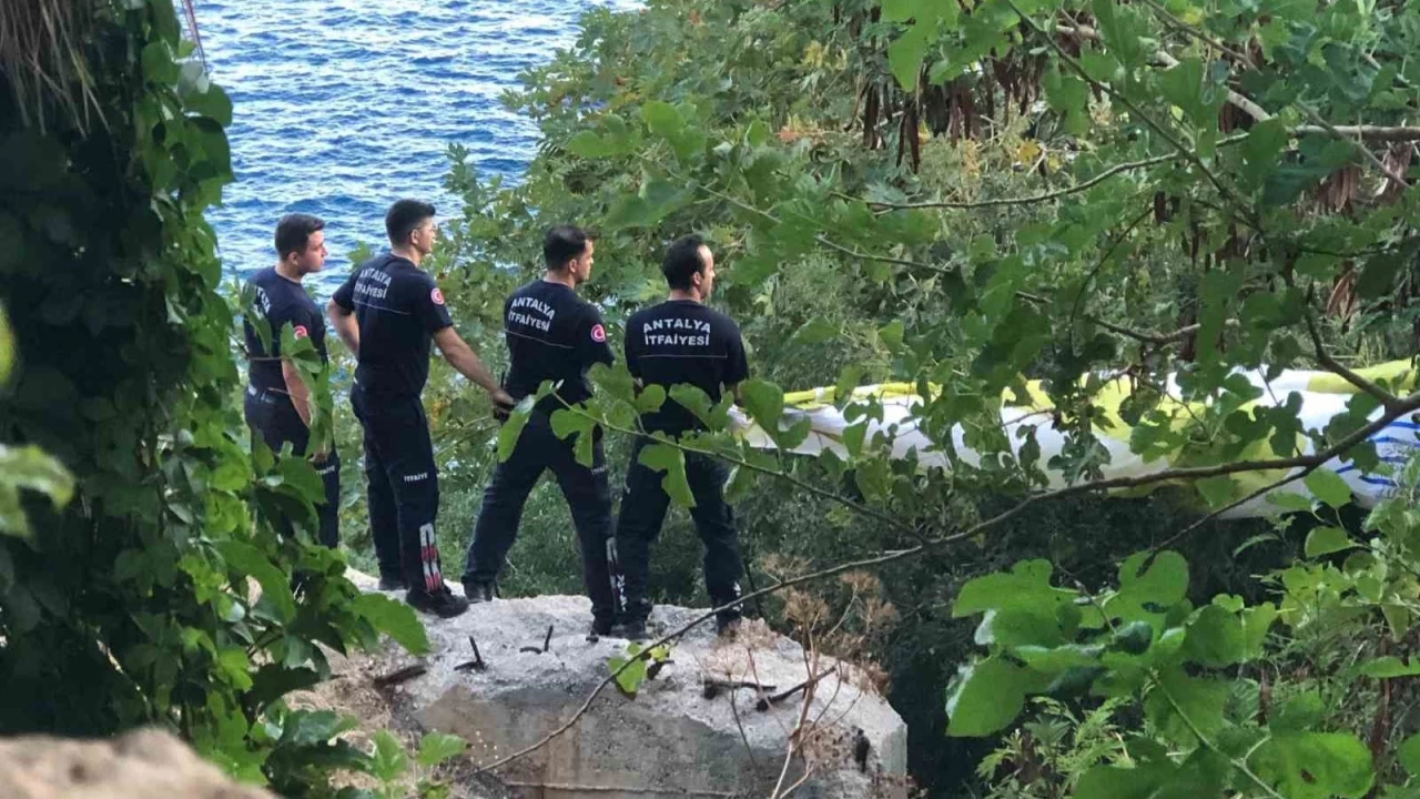 Antalya'da paraşüt ağaçta asılı kaldı