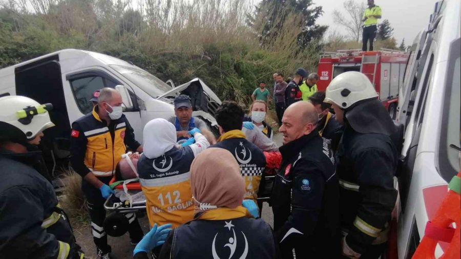 Antalya'da tur minibüsü şarampole yuvarlandı: 13 yaralı