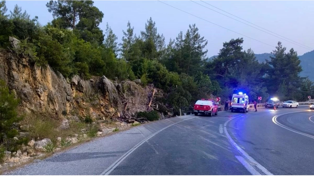 Antalya'da yumurta yüklü kamyon devrildi: 1 ölü