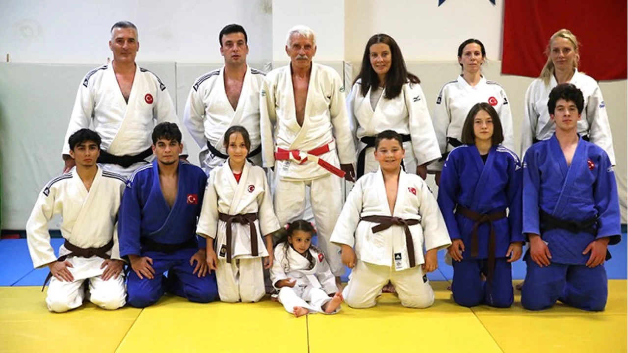 Antrenör baba, judo sevgisini ailesine aşıladı