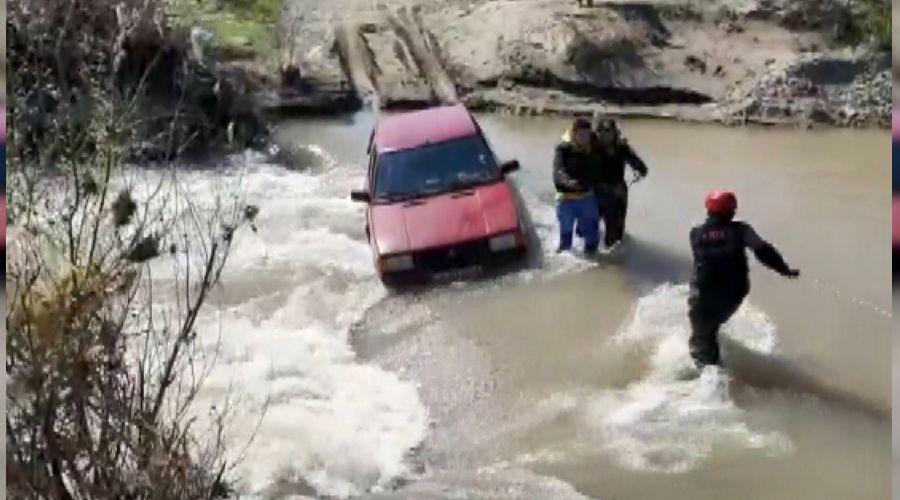 Araçlarıyla çayda mahsur kalan iki kişi kurtarıldı