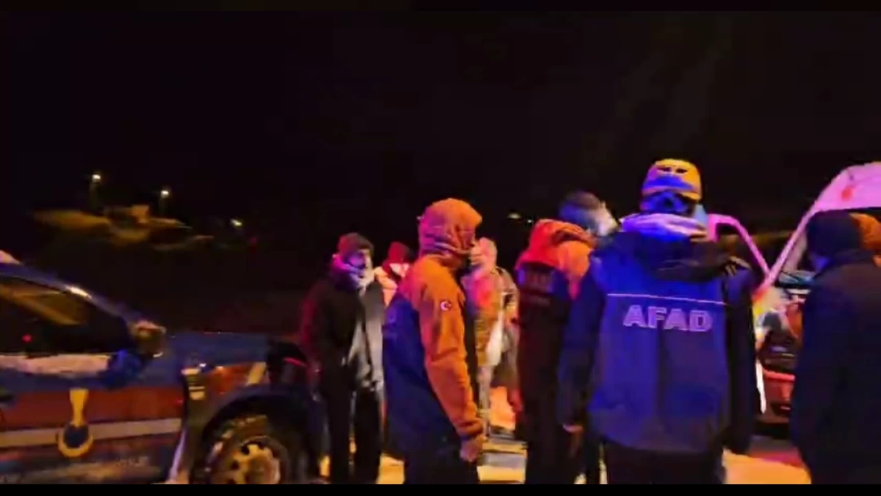 Ardahan'da minibüs şarampole devrildi: 15 yaralı
