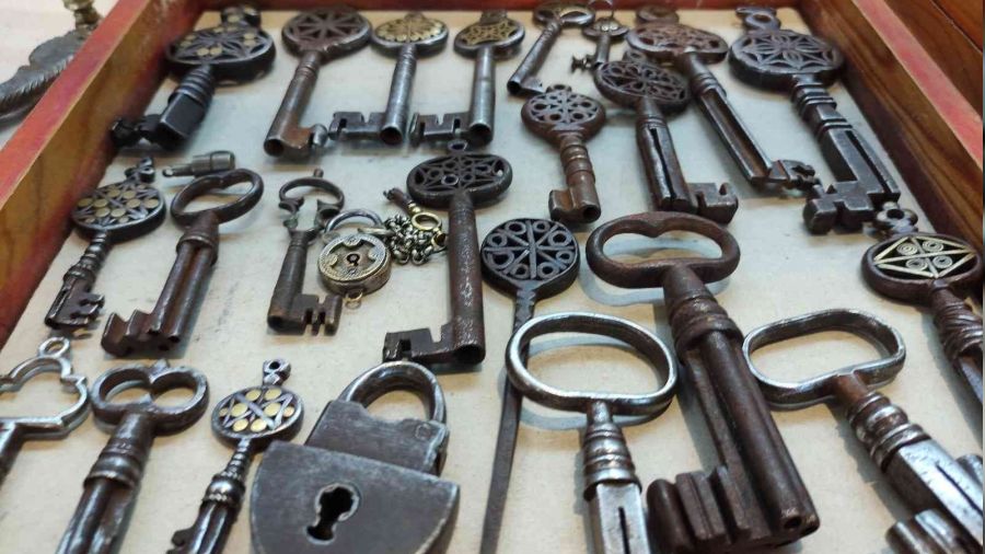 As�rl�k kilitlerin ayn�s�n� yapt� her biri servet de�erinde