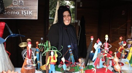 Atık kağıtları sanata dönüştürüyor