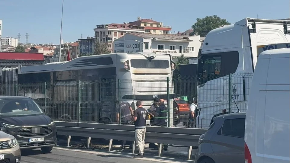 Avcılar'da metrobüste yangın