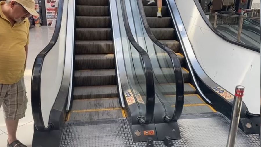 AVM'de eli y�r�yen merdivene s�k��t�