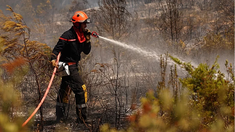 Avrupa'da orman yang�nlar� devam ediyor: Fransa'da iki, �talya'da bir itfaiyeci �ld�