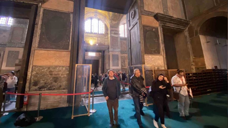 Ayasofya'da onar�lan imparator kap�s� koruma alt�na al�nd�