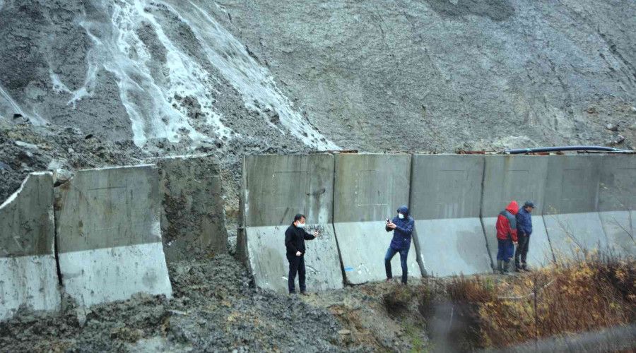 Ayvalk'ta demir tesisinin atk deposu patlad