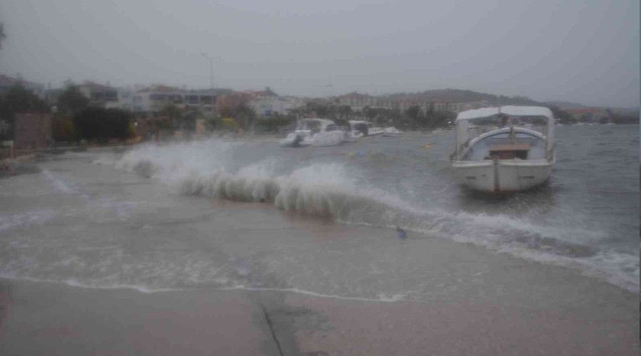 Ayval�k'ta f�rt�na 4 bal�k�� teknesini bat�rd�