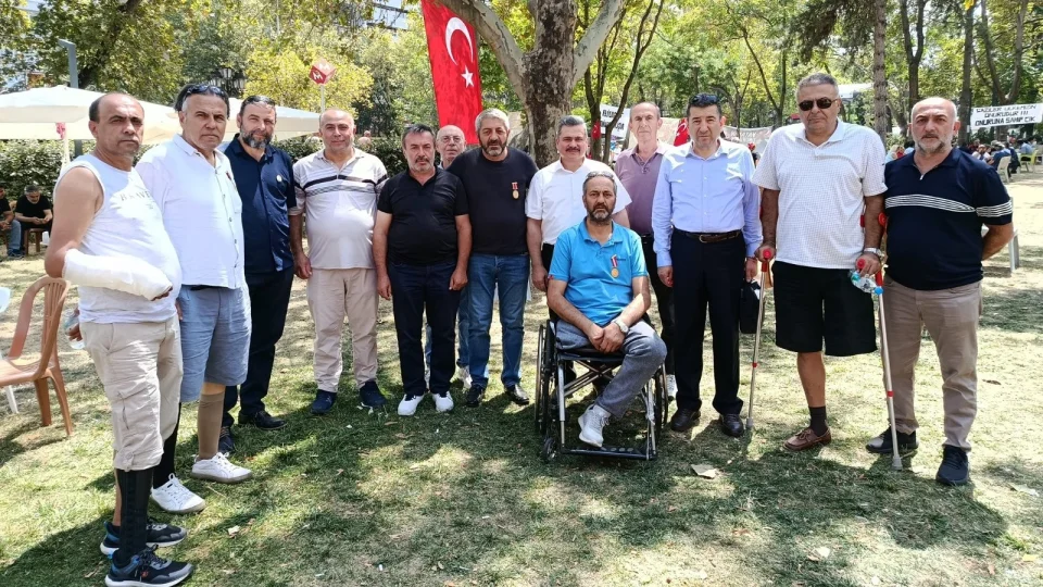 Bağımsız Türkiye Partisi (BTP) heyeti, Ankara Güvenpark'ta eylemlerini sürdüren er şehit yakınları ve er gazilerini ziyaret ederek taleplerine destek verdi