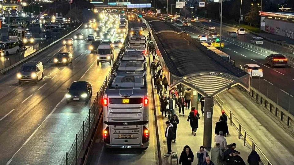 Bah�elievler'de metrob�s aya��n�n �st�nden ge�en kad�n yaraland�