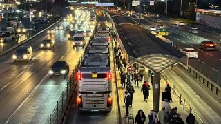 Bah�elievler'de metrob�s aya��n�n �st�nden ge�en kad�n yaraland�