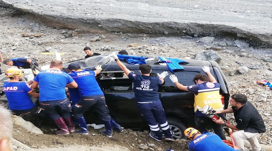 Bakanl�k g�revlileri u�uruma u�tu: 1'i a��r 3 yaral�