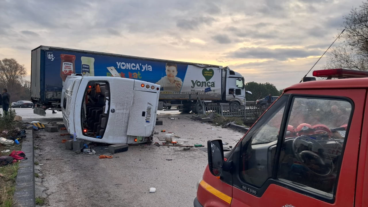Balıkesir'de okul servisi ile tırın çarpışması sonucu 26 kişi yaralandı