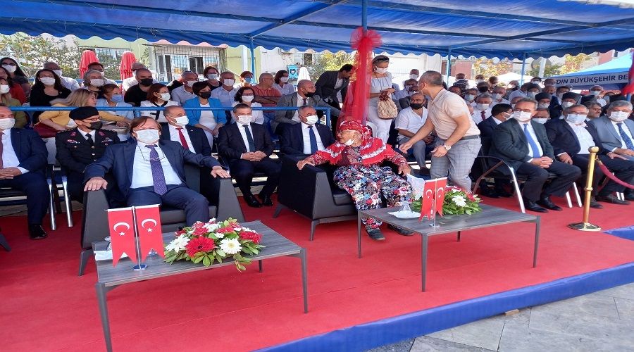 Bakann koltuuna oturan kadn kalkmak istemedi