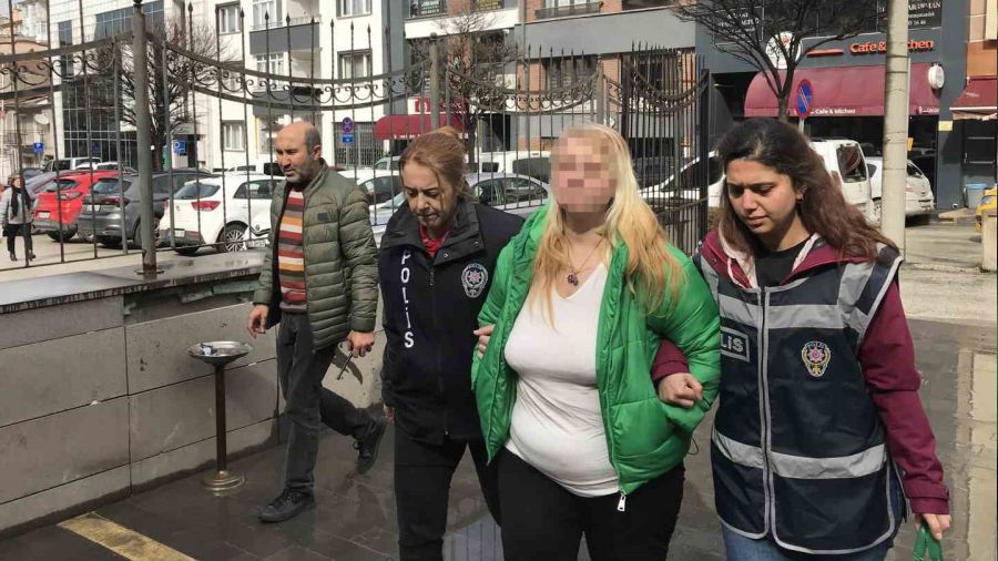 Başörtülü kadınlara hakaret eden kadın adliyeye sevk edildi