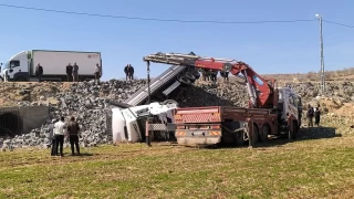 Batman'da briket yüklü tır devrildi: 1 yaralı
