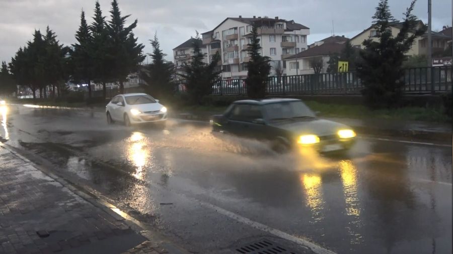 Beklenen ya�mur geldi, i�yerlerini su bast�