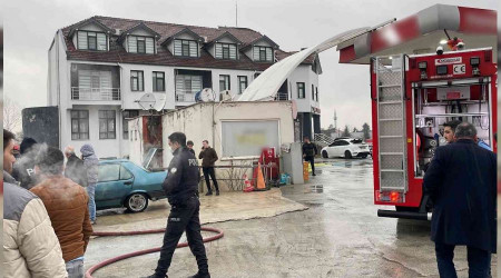 Benzin istasyonunda otomobil yandı