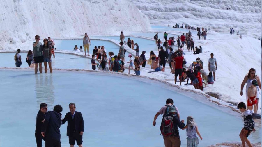 Beyaz cennet Pamukkale'ye bahar geldi