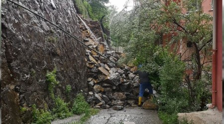 Beykoz'da istinat duvarı çöktü, 3 apartman tahliye edildi