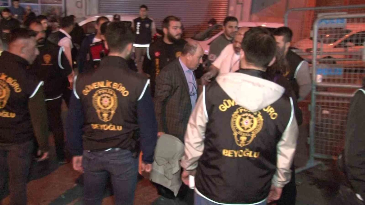 Beyoğlu'nda sayılan oylar İlçe Seçim Kurulu'na getirildi
