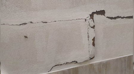 Binalarda çatlaklar oluştu, vatandaşlar araçlarında kalıyor