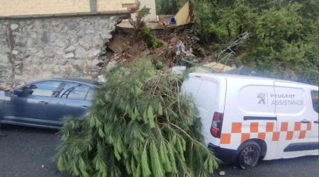 Binanın istinat duvarı araçların üzerine düştü