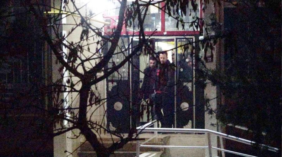 Bir hafta önce boşandığı ikinci eşinin kapısına bıçakla dayandı