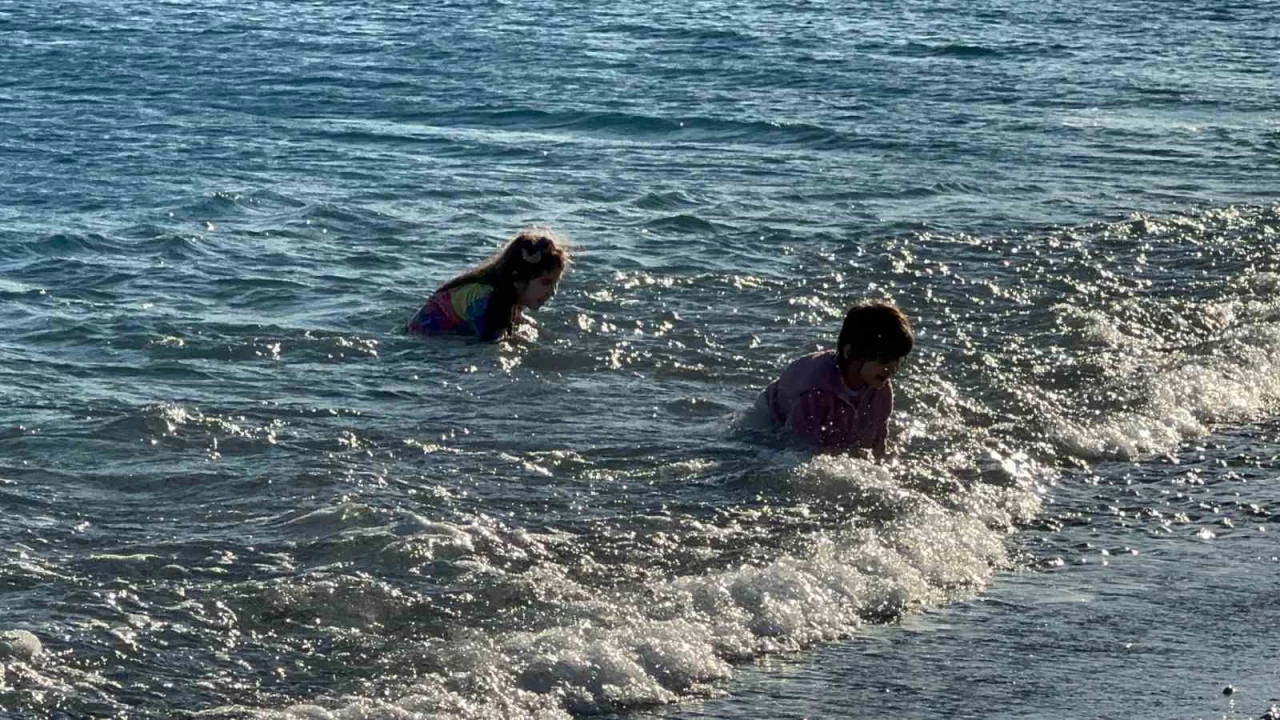 Bir yanda fırtına ve hortum, diğer yanda deniz keyfi