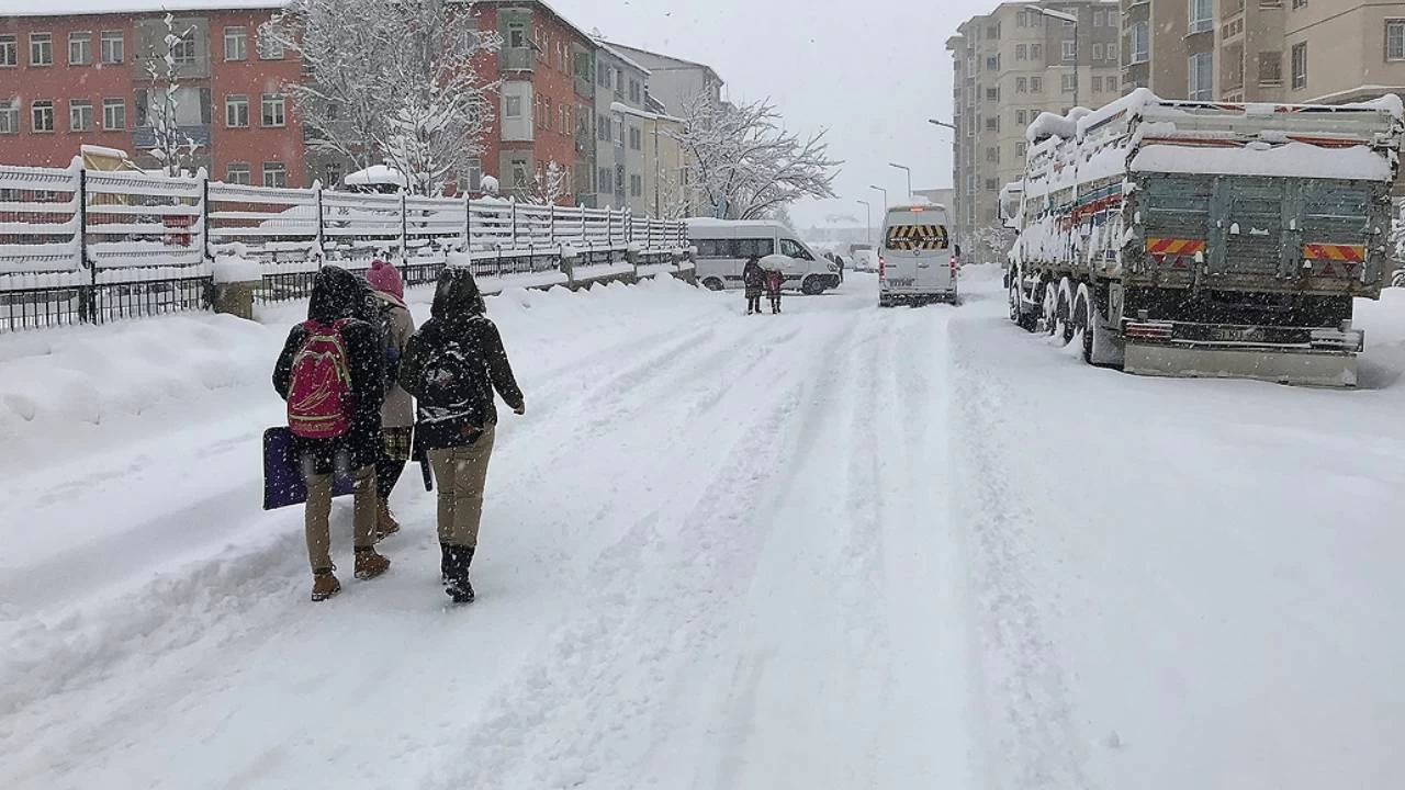 Bitlis'te e�itime kar engeli