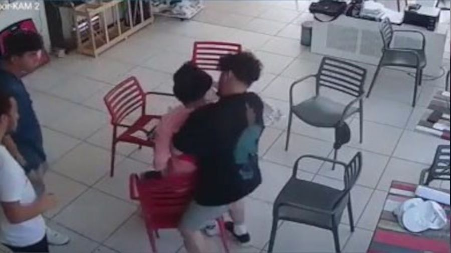 Bo�az�na biber ka�an genci arkada��n�n heimlich manevras� hayata d�nd�rd�