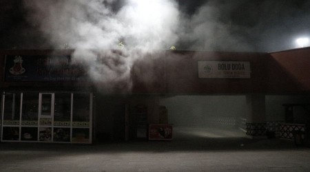 Bolu'da, kapalı çarşıda çıkan yangın büyümeden söndürüldü