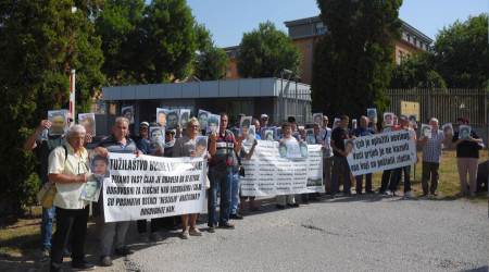 Bosnalı aileler gösteri düzenledi