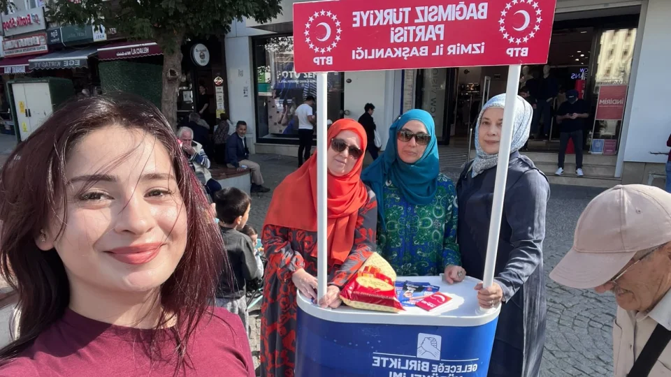 BTP İzmir Teşkilatı Bornova’da sahaya indi: Gençlerden ve vatandaşlardan yoğun ilgi