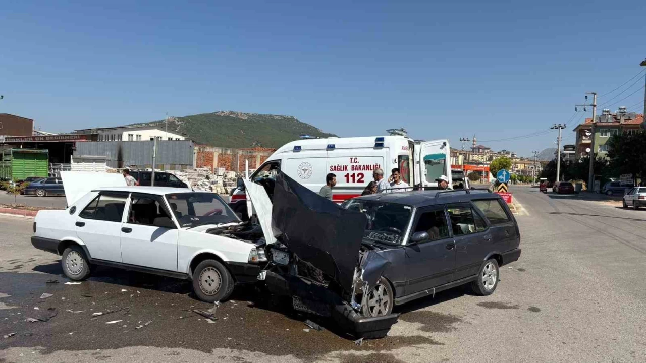 Bucak'ta otomobiller çarpıştı: 5 yaralı